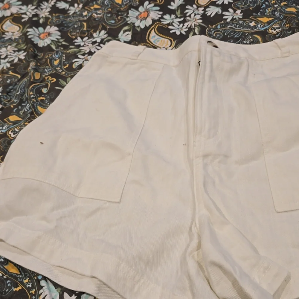 Universal Thread Women's White Shorts - Picture 2 of 3